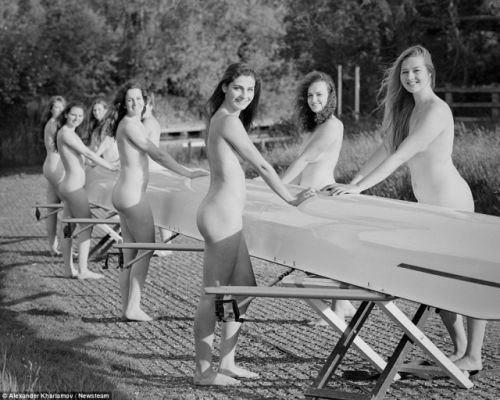 Женщины с веслом и… без одежды