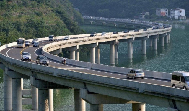 В Китае построили 4-хкилометровый мост - но не поперек реки, а вдоль :)