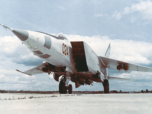 "Поилец наш": МиГ-25 в СССР заправляли чистым спиртом
