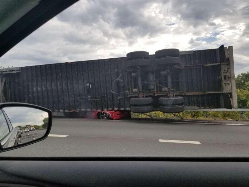 Чудо в Олбани: грузовик расплющил Ниссан, а водитель получил 2 царапины